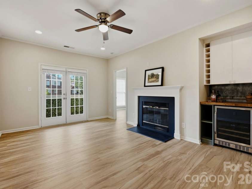 301 Queens Road, Charlotte, NC 28204.  MLS# CAR4420934, YatesRealty ID 17701. Large living space