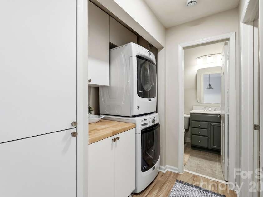 301 Queens Road, Charlotte, NC 28204.  MLS# CAR4420934, YatesRealty ID 17701. Laundry station