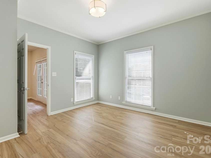 301 Queens Road, Charlotte, NC 28204.  MLS# CAR4420934, YatesRealty ID 17701. Lots of natural light