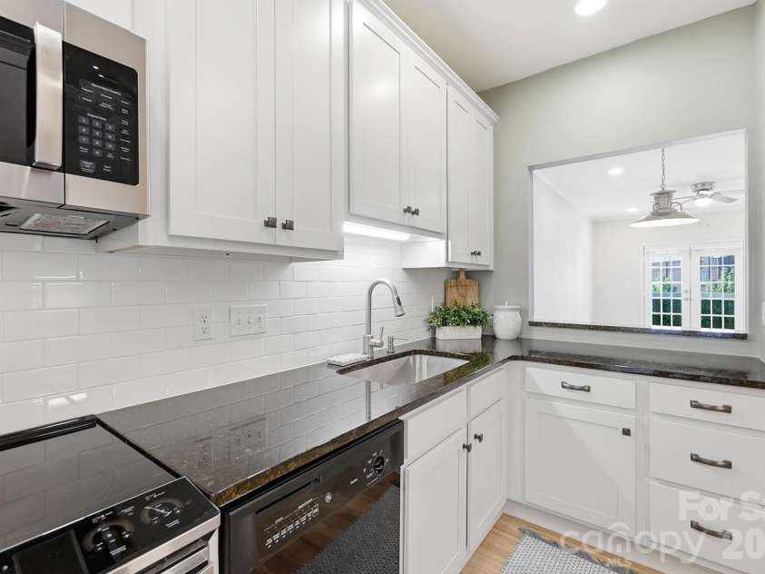 301 Queens Road, Charlotte, NC 28204.  MLS# CAR4420934, YatesRealty ID 17701. Lots of work space