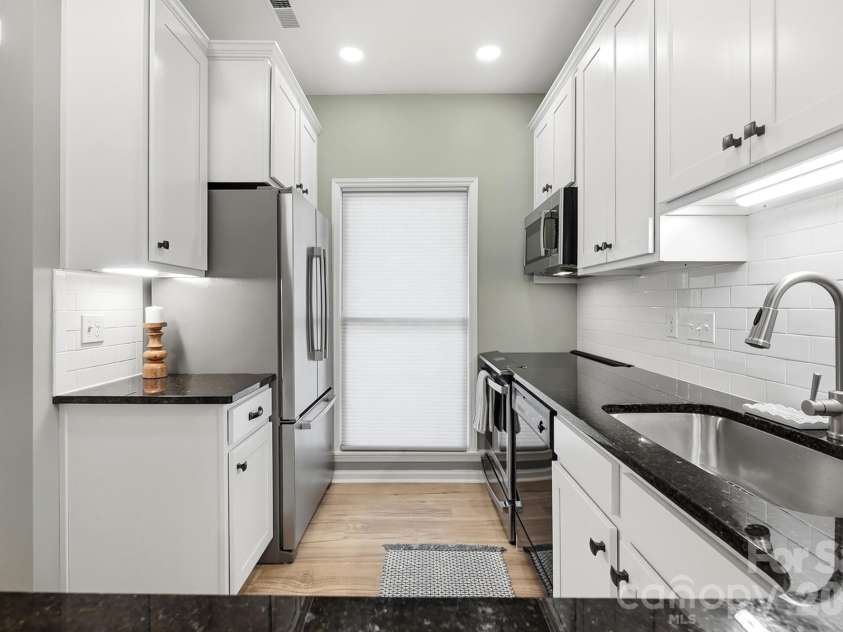 301 Queens Road, Charlotte, NC 28204.  MLS# CAR4420934, YatesRealty ID 17701. New updated cabinets