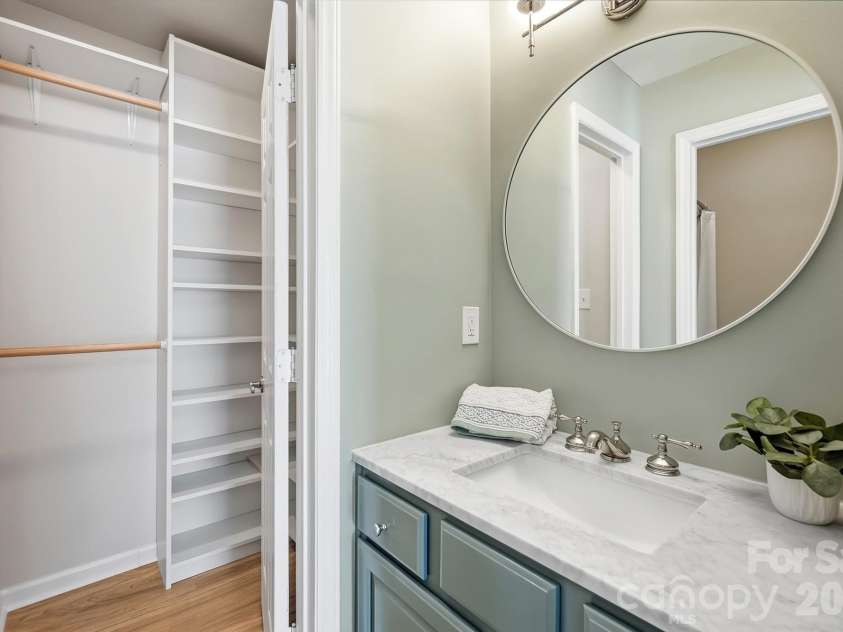 301 Queens Road, Charlotte, NC 28204.  MLS# CAR4420934, YatesRealty ID 17701. Separate sink