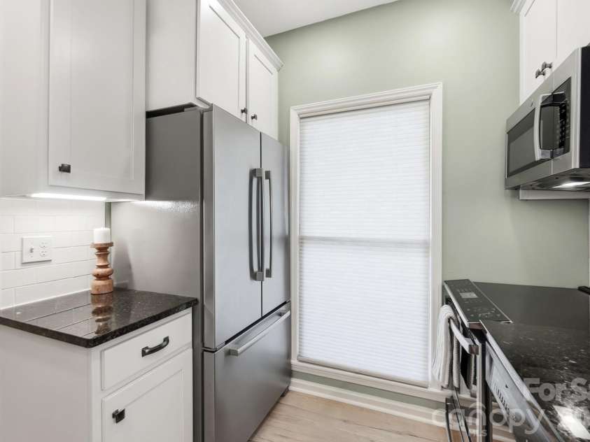 301 Queens Road, Charlotte, NC 28204.  MLS# CAR4420934, YatesRealty ID 17701. Soft close doors