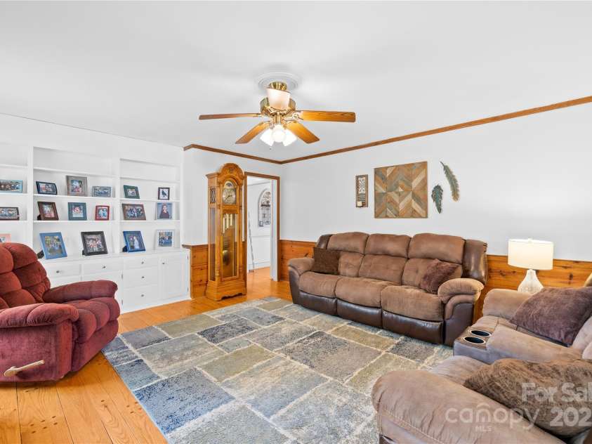 4896 Pageland Highway, Lancaster, SC 29720.  MLS# CAR4246067, YatesRealty ID 17701. Family room