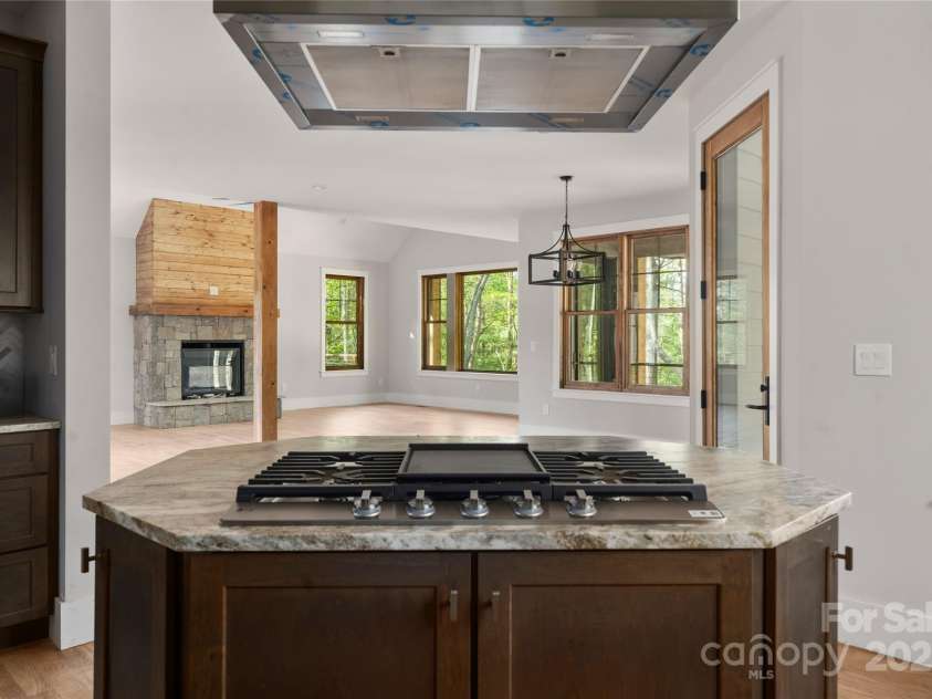 29 Wild Deer Trail, Zirconia, NC 28790.  MLS# CAR4243690, YatesRealty ID 17702. Gas cooktop