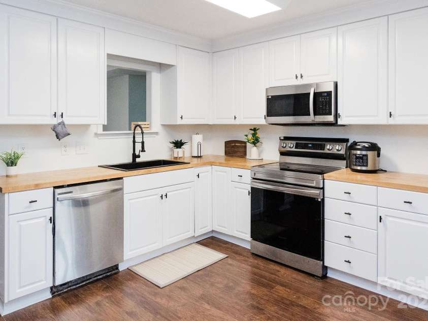 1643 Mayfair Drive, Conover, NC 28613.  MLS# CAR4243234, YatesRealty ID 17705. 