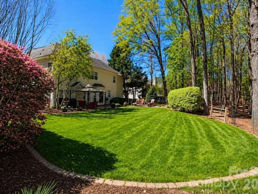 4600 Hanging Ivy Drive, Charlotte, NC 28215.  MLS# CAR4365174, YatesRealty ID 17705. 