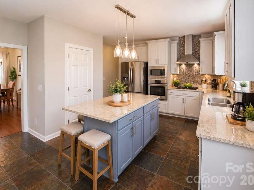 4600 Hanging Ivy Drive, Charlotte, NC 28215.  MLS# CAR4365174, YatesRealty ID 17705. 