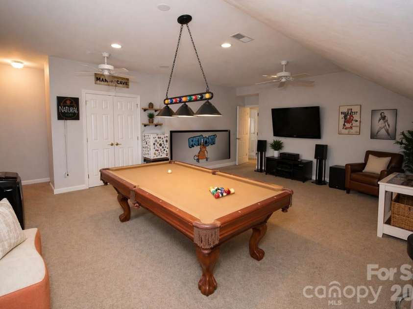 4600 Hanging Ivy Drive, Charlotte, NC 28215.  MLS# CAR4365174, YatesRealty ID 17705. 