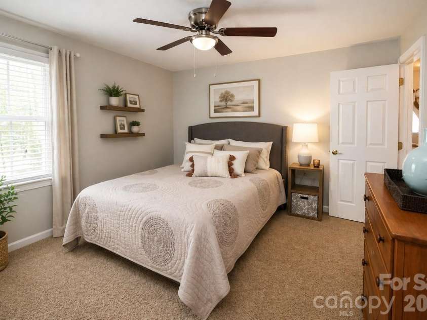 4600 Hanging Ivy Drive, Charlotte, NC 28215.  MLS# CAR4365174, YatesRealty ID 17705. 
