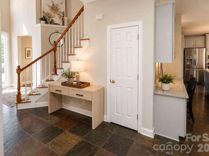 4600 Hanging Ivy Drive, Charlotte, NC 28215.  MLS# CAR4365174, YatesRealty ID 17705. 