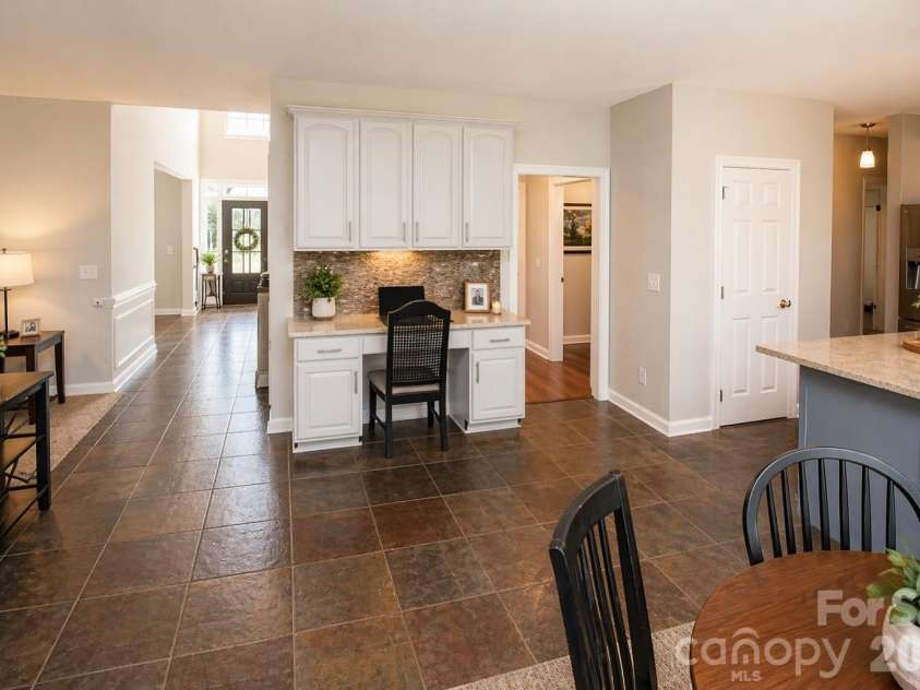4600 Hanging Ivy Drive, Charlotte, NC 28215.  MLS# CAR4365174, YatesRealty ID 17705. 