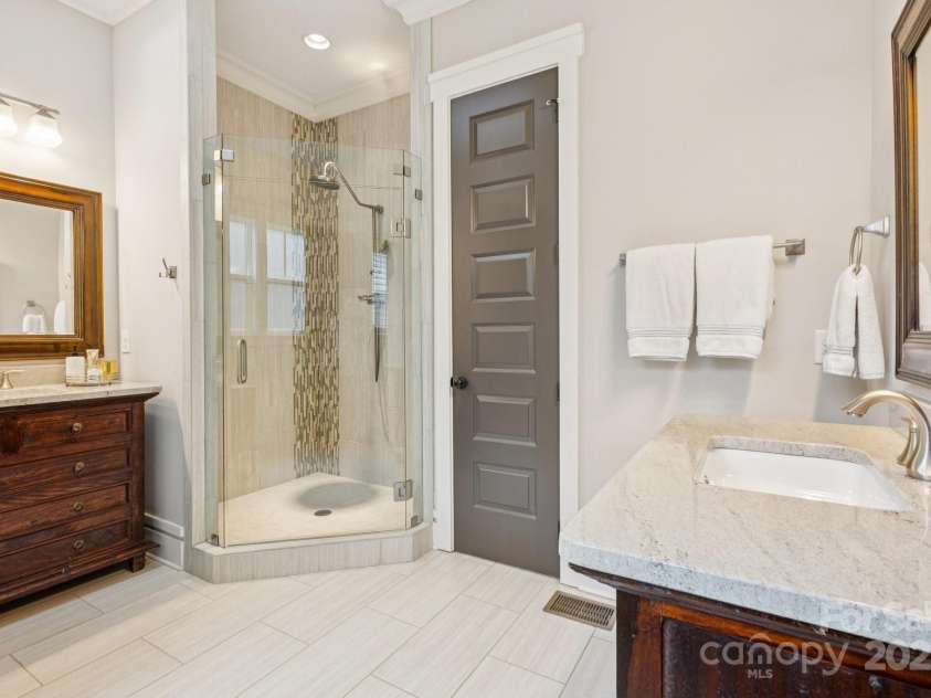 2221 Kenmore Avenue, Charlotte, NC 28204.  MLS# CAR4264011, YatesRealty ID 17708. 