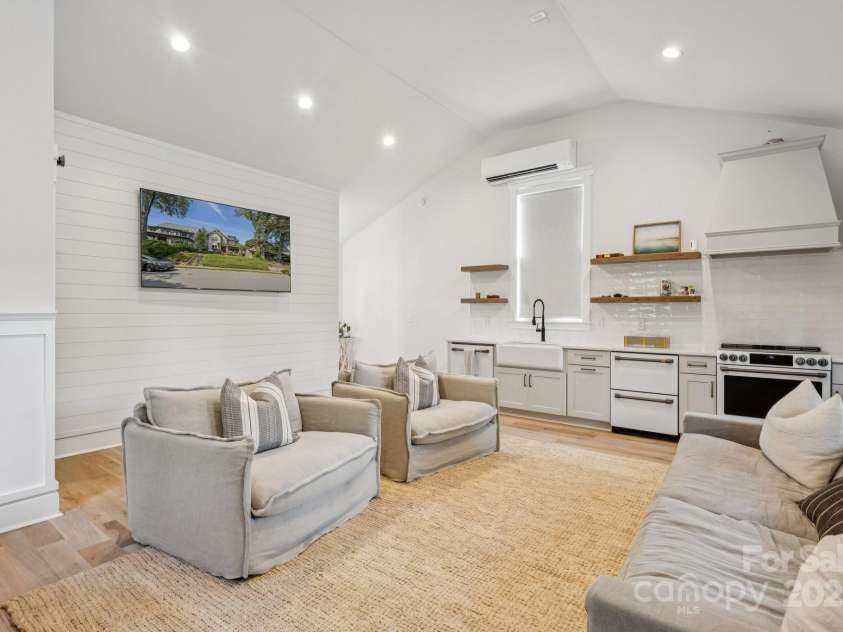 2221 Kenmore Avenue, Charlotte, NC 28204.  MLS# CAR4264011, YatesRealty ID 17708. 