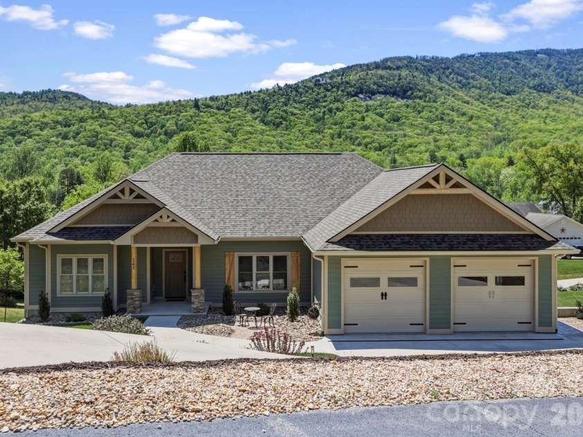 141 Crab Meadow Drive, Hendersonville, NC 28739.  MLS# CAR4373376, YatesRealty ID 17709. 