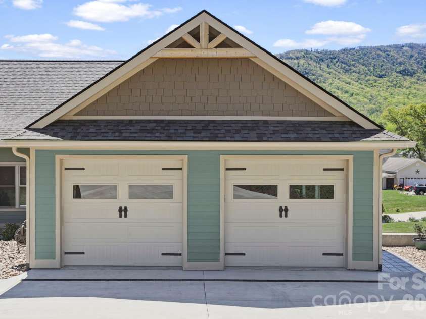 141 Crab Meadow Drive, Hendersonville, NC 28739.  MLS# CAR4373376, YatesRealty ID 17709. 