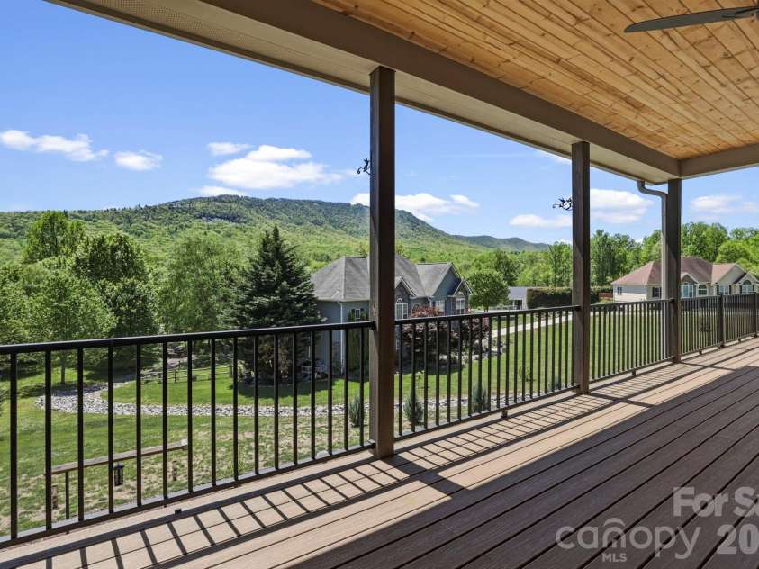141 Crab Meadow Drive, Hendersonville, NC 28739.  MLS# CAR4373376, YatesRealty ID 17709. 