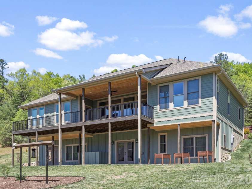 141 Crab Meadow Drive, Hendersonville, NC 28739.  MLS# CAR4373376, YatesRealty ID 17709. 
