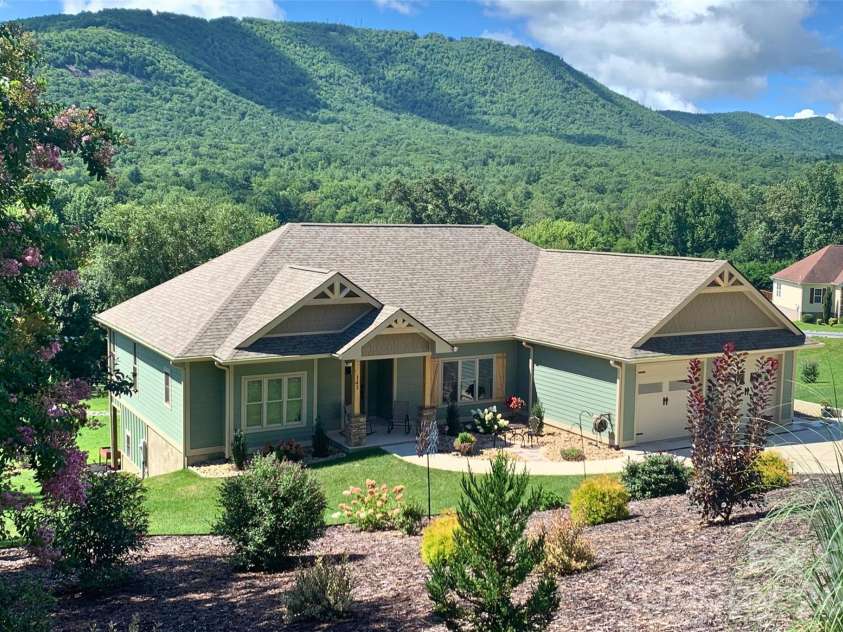 141 Crab Meadow Drive, Hendersonville, NC 28739.  MLS# CAR4373376, YatesRealty ID 17709. 