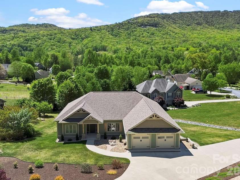 141 Crab Meadow Drive, Hendersonville, NC 28739.  MLS# CAR4373376, YatesRealty ID 17709. 