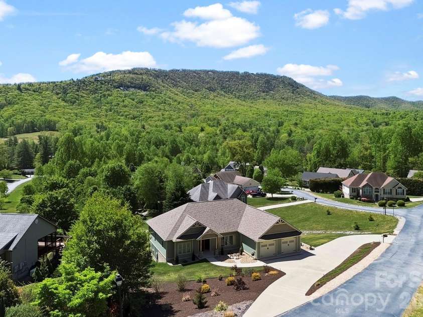 141 Crab Meadow Drive, Hendersonville, NC 28739.  MLS# CAR4373376, YatesRealty ID 17709. 