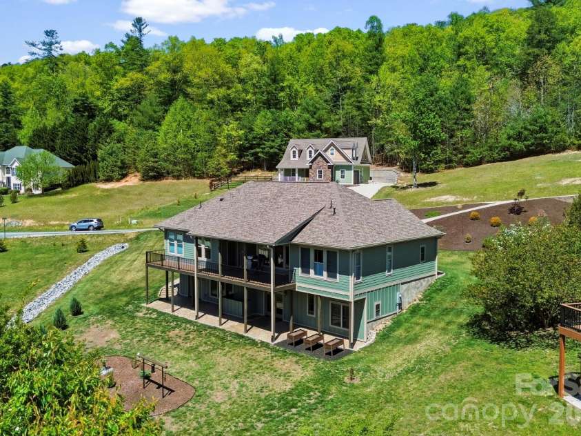 141 Crab Meadow Drive, Hendersonville, NC 28739.  MLS# CAR4373376, YatesRealty ID 17709. 