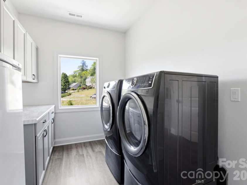 141 Crab Meadow Drive, Hendersonville, NC 28739.  MLS# CAR4373376, YatesRealty ID 17709. Laundry room