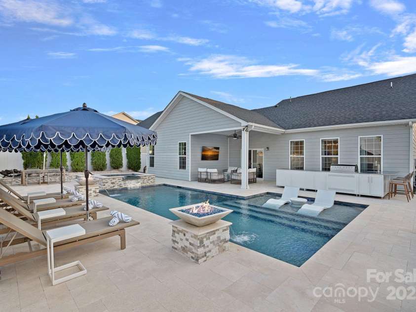 12615 Es Draper Drive, Huntersville, NC 28078.  MLS# CAR4266729, YatesRealty ID 17712. 