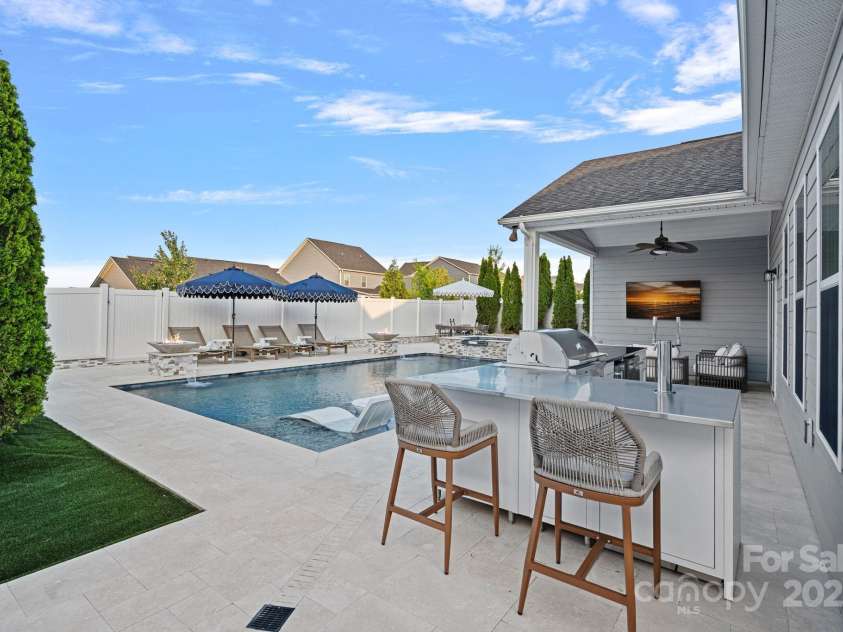 12615 Es Draper Drive, Huntersville, NC 28078.  MLS# CAR4266729, YatesRealty ID 17712. Entertainment and kitchen