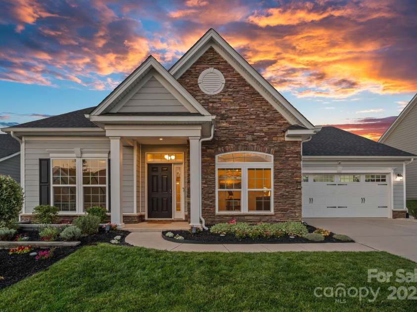 12615 Es Draper Drive, Huntersville, NC 28078.  MLS# CAR4266729, YatesRealty ID 17712. Front House 2 Car Garage