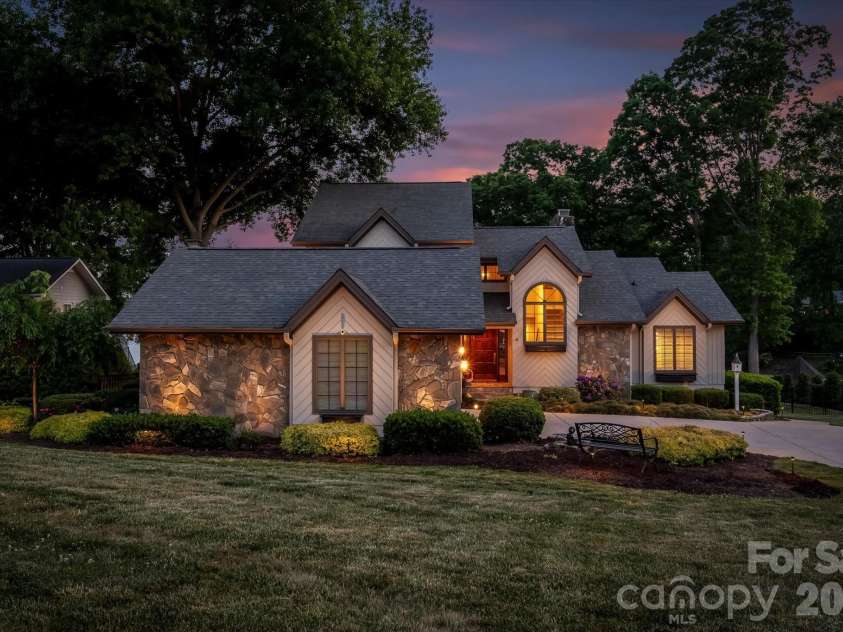 198 Broadbill Drive, Mooresville, NC 28117.  MLS# CAR4368023, YatesRealty ID 17715. Extensive Landscape lighting front and back