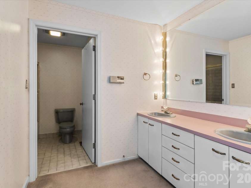198 Broadbill Drive, Mooresville, NC 28117.  MLS# CAR4368023, YatesRealty ID 17715. Primary Bathroom