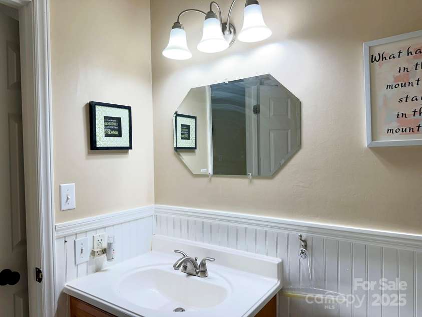 414 Hickory Cove Road, Bryson City, NC 28713.  MLS# CAR4243476, YatesRealty ID 17715. 