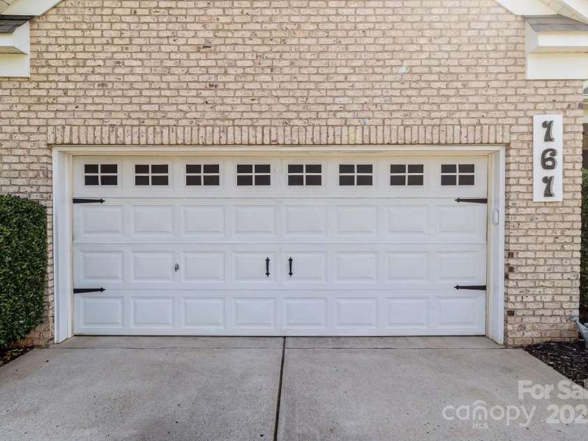 161 Dairy Farm Road, Mooresville, NC 28115.  MLS# CAR4259423, YatesRealty ID 17717. 2 bay attached garage