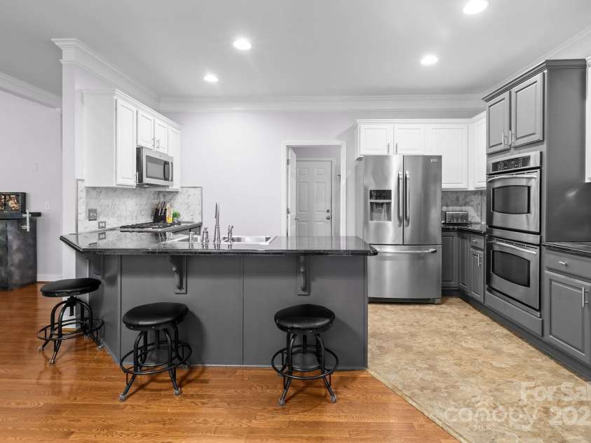 161 Dairy Farm Road, Mooresville, NC 28115.  MLS# CAR4259423, YatesRealty ID 17717. Spacious kitchen features all stainless appliances and a pantry