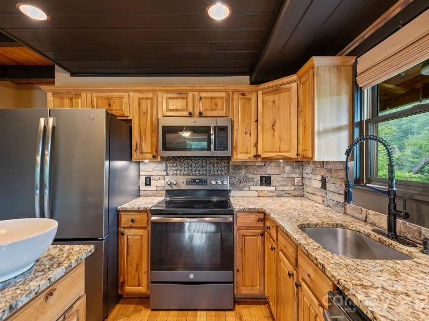 111 Grizzly Den Way, Marion, NC 28752.  MLS# CAR4262742, YatesRealty ID 17719. 