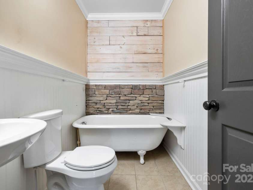 111 Grizzly Den Way, Marion, NC 28752.  MLS# CAR4262742, YatesRealty ID 17719. First Floor Bath