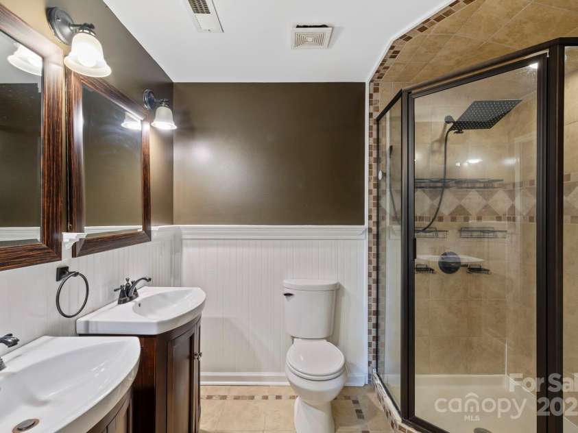 111 Grizzly Den Way, Marion, NC 28752.  MLS# CAR4262742, YatesRealty ID 17719. Upper level primary ensuite