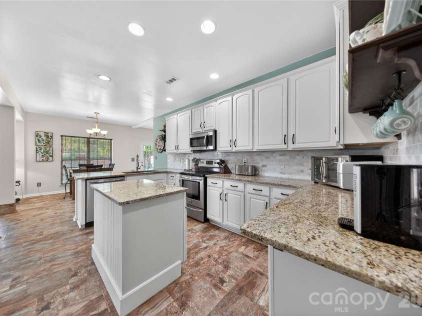 13414 Meadowmere Road, Huntersville, NC 28078.  MLS# CAR4372429, YatesRealty ID 17719. Kitche