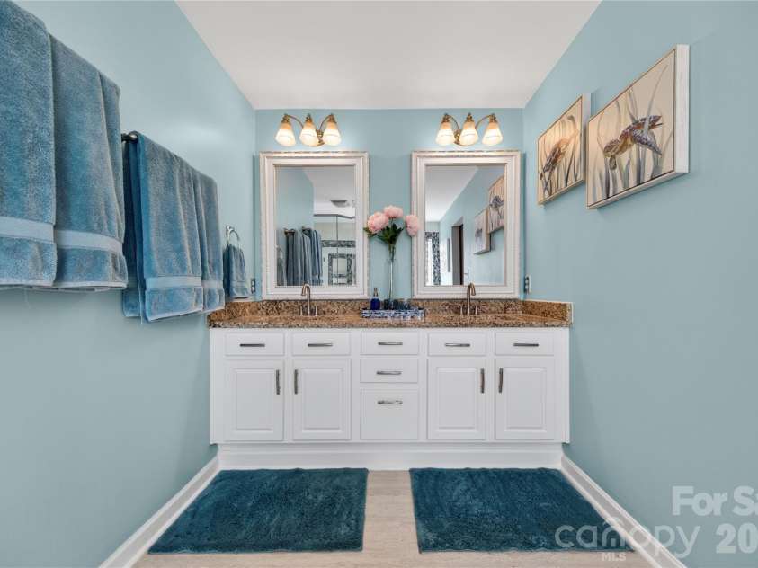 13414 Meadowmere Road, Huntersville, NC 28078.  MLS# CAR4372429, YatesRealty ID 17719. Primary Ensuite Bath