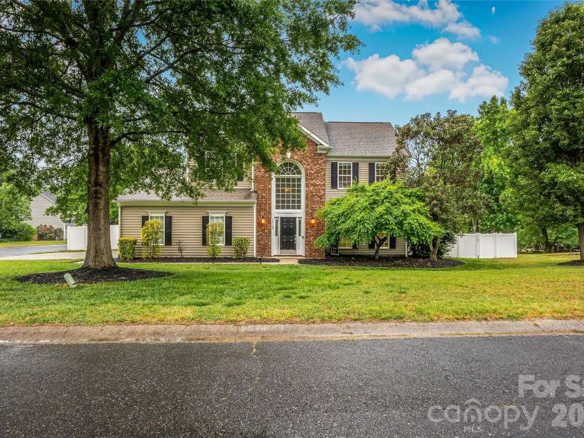 14738 Pomerol Lane, Pineville, NC 28134.  MLS# CAR4375780, YatesRealty ID 17724. 