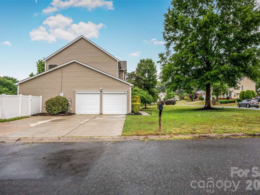 14738 Pomerol Lane, Pineville, NC 28134.  MLS# CAR4375780, YatesRealty ID 17724. 