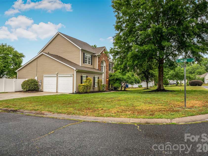 14738 Pomerol Lane, Pineville, NC 28134.  MLS# CAR4375780, YatesRealty ID 17724. 