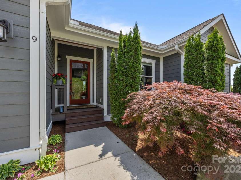 9 Endless View Drive, Weaverville, NC 28787.  MLS# CAR4241620, YatesRealty ID 17726. 