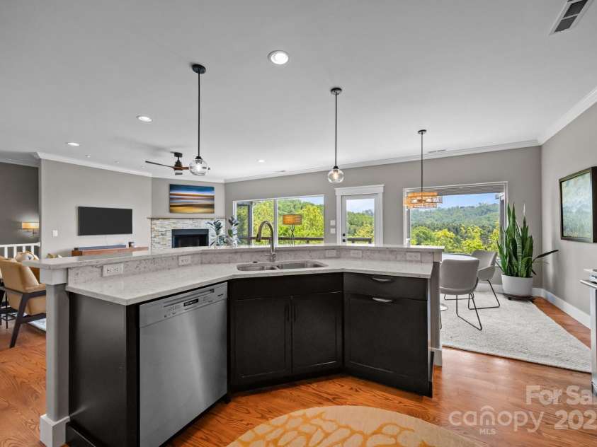 9 Endless View Drive, Weaverville, NC 28787.  MLS# CAR4241620, YatesRealty ID 17726. 