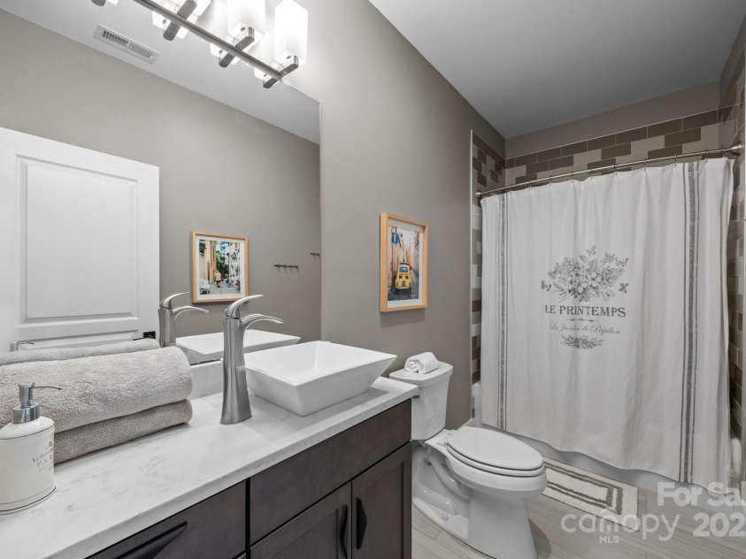 9 Endless View Drive, Weaverville, NC 28787.  MLS# CAR4241620, YatesRealty ID 17726. 