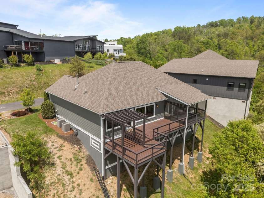 9 Endless View Drive, Weaverville, NC 28787.  MLS# CAR4241620, YatesRealty ID 17726. 