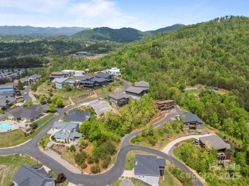 9 Endless View Drive, Weaverville, NC 28787.  MLS# CAR4241620, YatesRealty ID 17726. 
