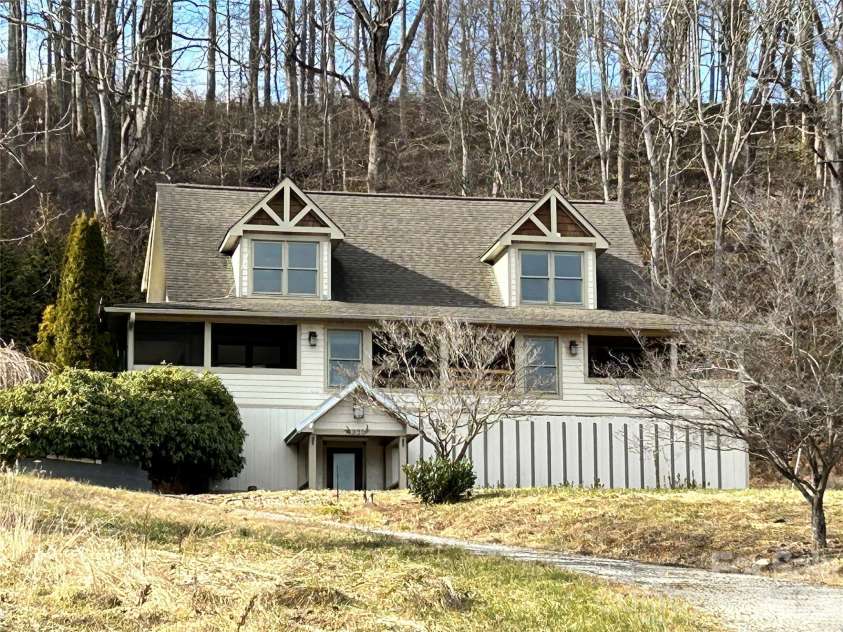 330 Potts Drive, Waynesville, NC 28785.  MLS# CAR4356254, YatesRealty ID 17729. 