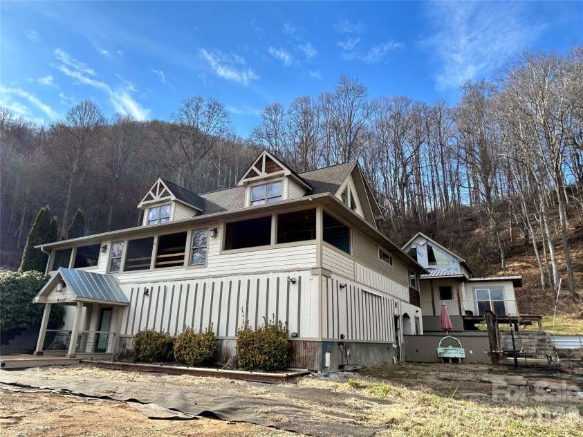 330 Potts Drive, Waynesville, NC 28785.  MLS# CAR4356254, YatesRealty ID 17729. 